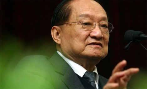 3年前金庸逝世，书迷自发赶到医院，次子捧遗像送父亲最后一程