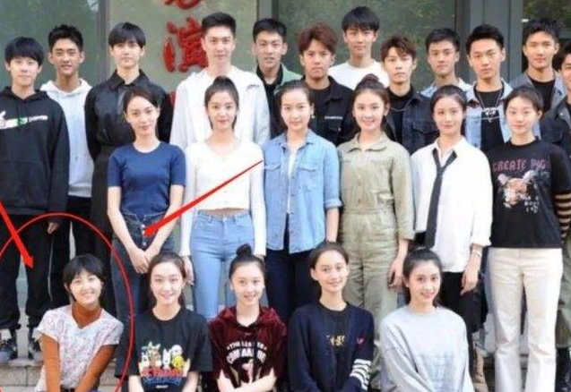 上了大学颜值开挂，张子枫入学半学期，从邻家小妹到气质女神