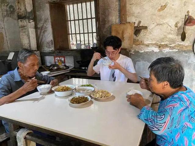 浙江学霸蓝鸿斌，去年641分考上大学却退学复读，今年考了多少分