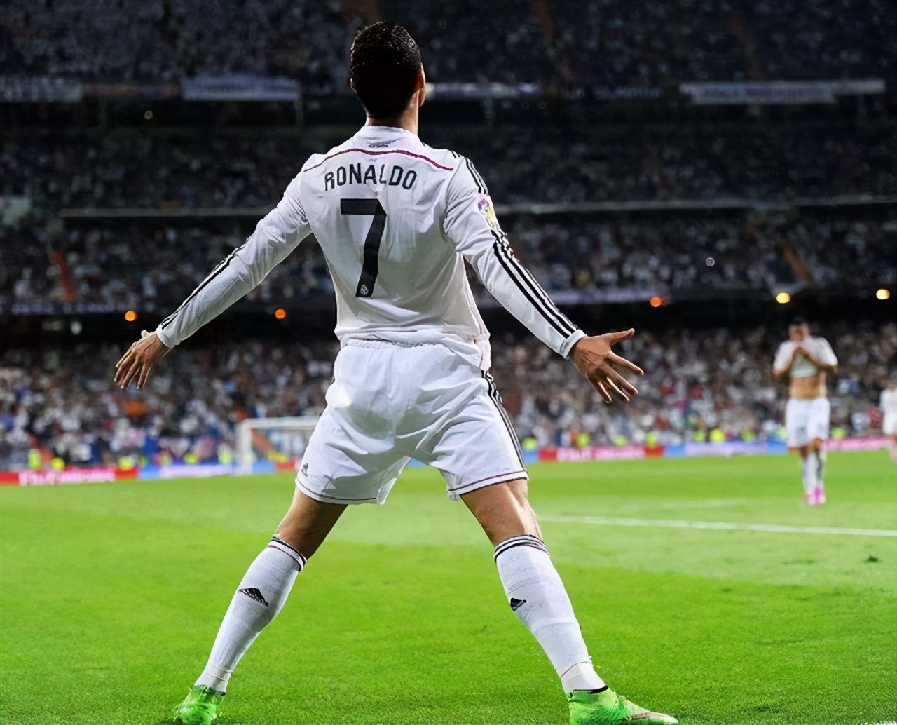 足球比赛为什么没有长袖球衣(c罗爱穿长袖球衣,无外乎这么几个原因)