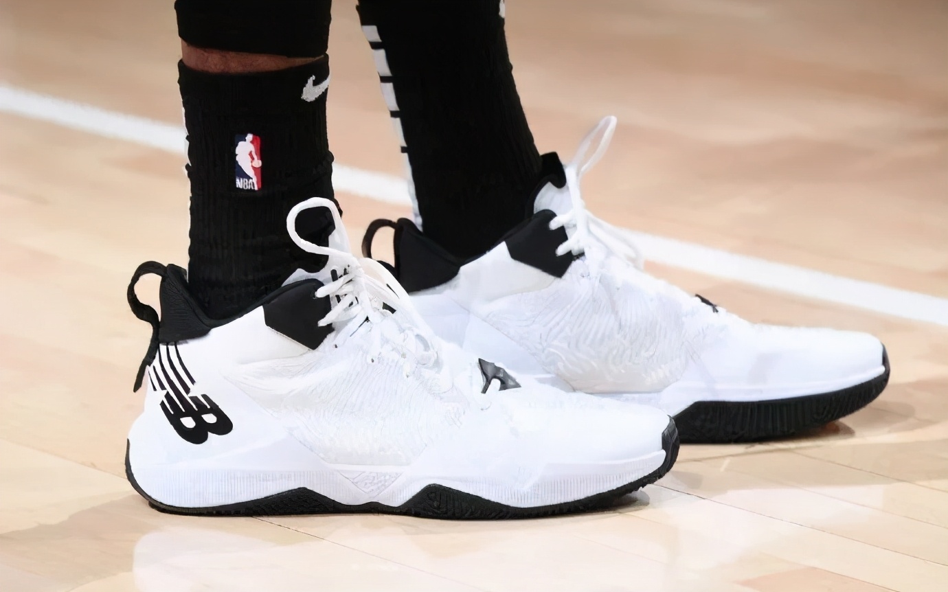 斑马纹的耐克篮球鞋(nba球员上脚:詹姆斯穿第18代战靴,威少的斑马纹