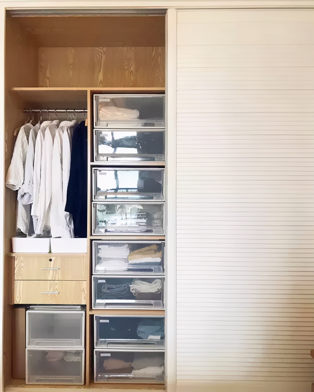 卧室不要再装传统大衣柜了，这样设计省钱又省空间