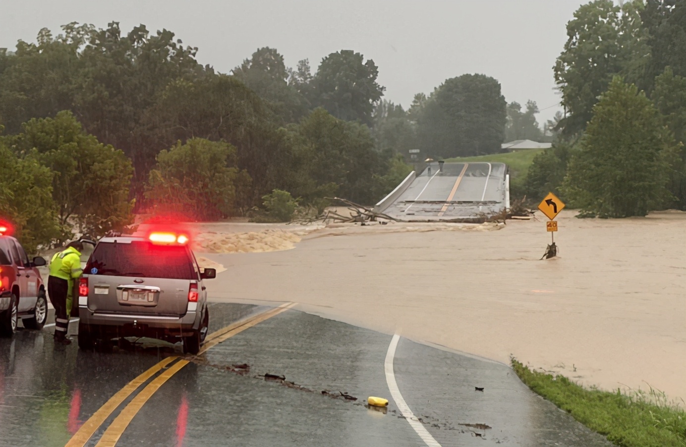 美国变成“海”了？毁灭性洪水袭击田纳西州，已有数十人遇难