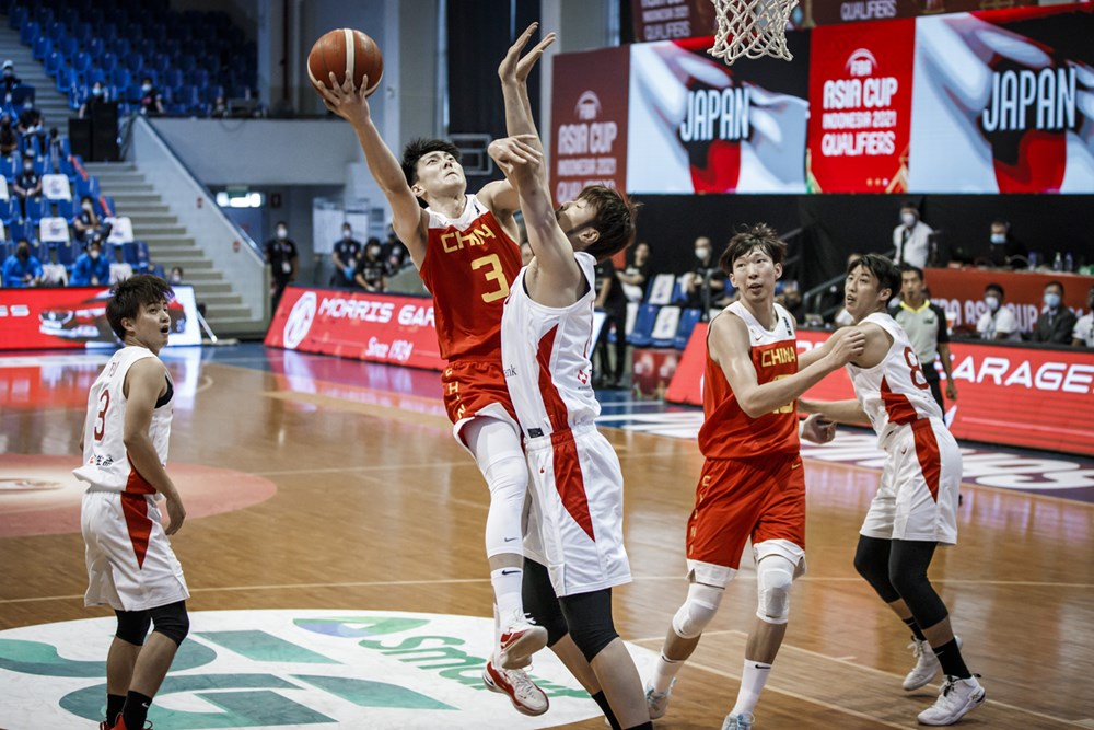 中国男篮胜日本回放在哪看（中国男篮VS日本队爆发冲突，沈梓捷霸气为队友出头，吴前怒推对手）