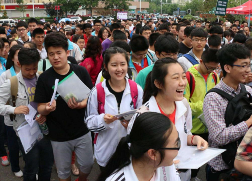 大学生迎来好消息，满足条件就可成为公务员，身份还是干部级别