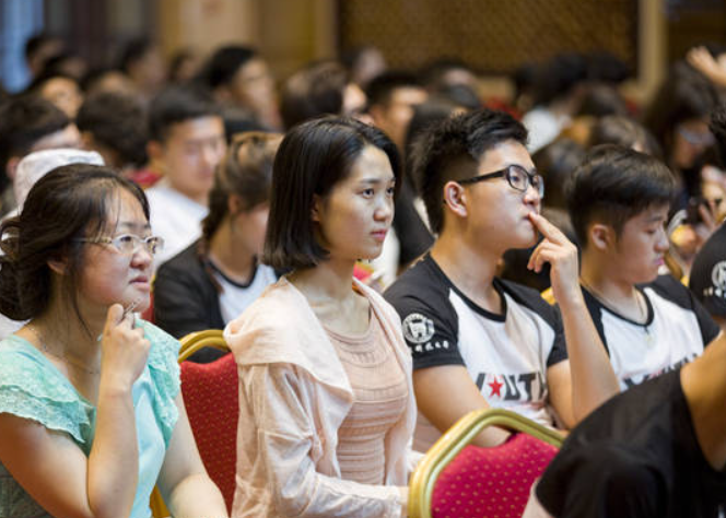 华科大宿舍走红网络，学生自配投影仪，上学就像在度假一样