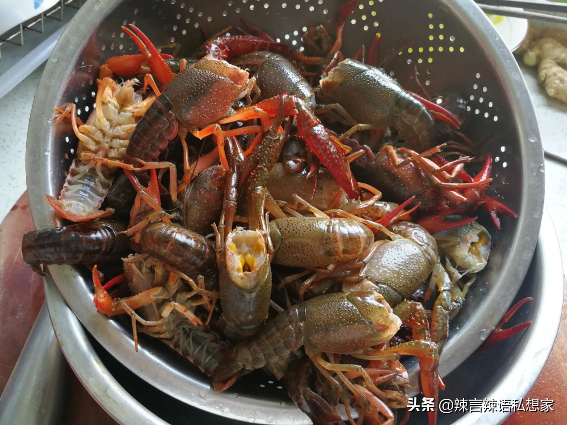 啤酒小龙虾，红彤彤的颜色、麻辣鲜香的味道，和这个夏天最相配了