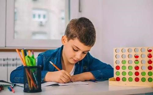 白岩松痛批学校寄宿：“再苦也不会让孩子住校，背后原因很现实”