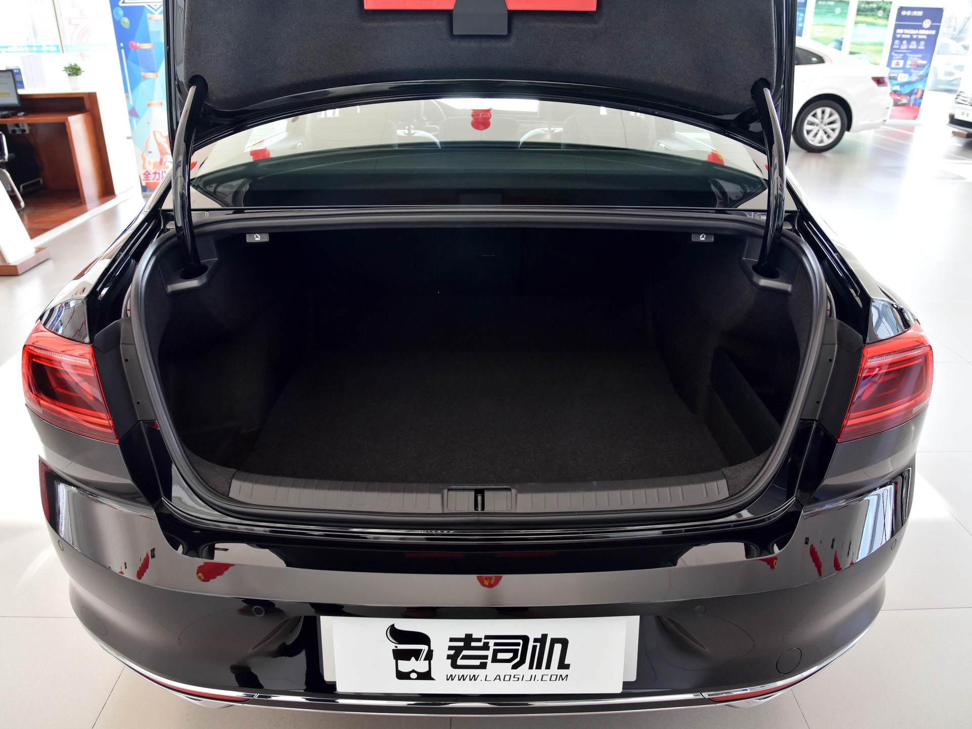 价格挺便宜空间还领先，三厢合资中型车油耗6.3L，带你看大众迈腾