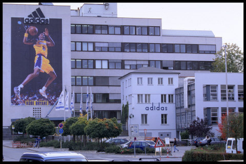 nba球员为什么手提球鞋(小飞侠的成长，科比完整球鞋历史（上）)