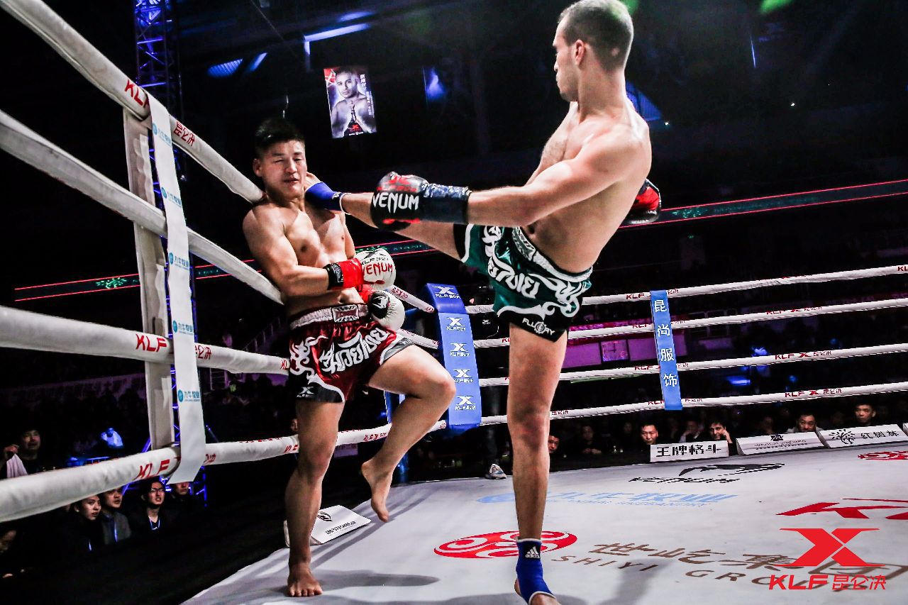 今晚足球比赛那支队会赢（昆仑决79太原站：古力亚巴一晚三胜夺金腰带，王文峰取得胜利）