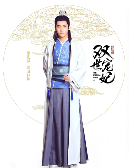 95后男星恋情曝光！当众被摸腿后同回酒店，喂女方吃东西关系暧昧