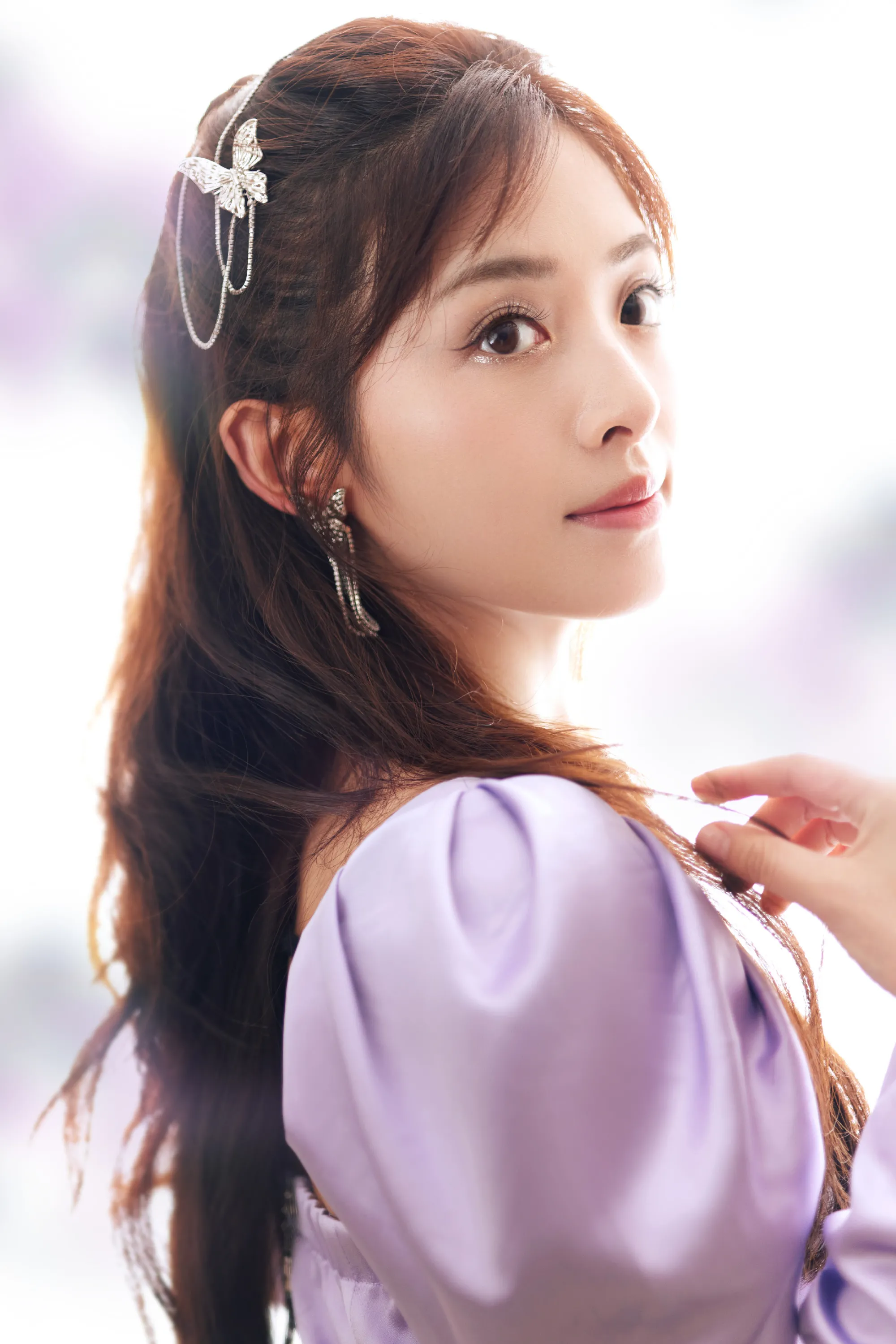 "抗造女人"张含韵:16岁被传荡妇,被冷藏5年,她凭什么逆袭?