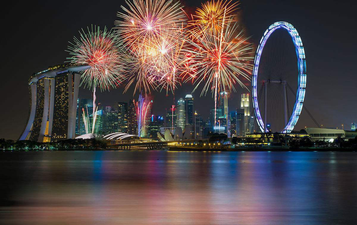 相比其它城市在0点倒计时,几千支烟花齐齐绽放的"简单粗暴",素有花园