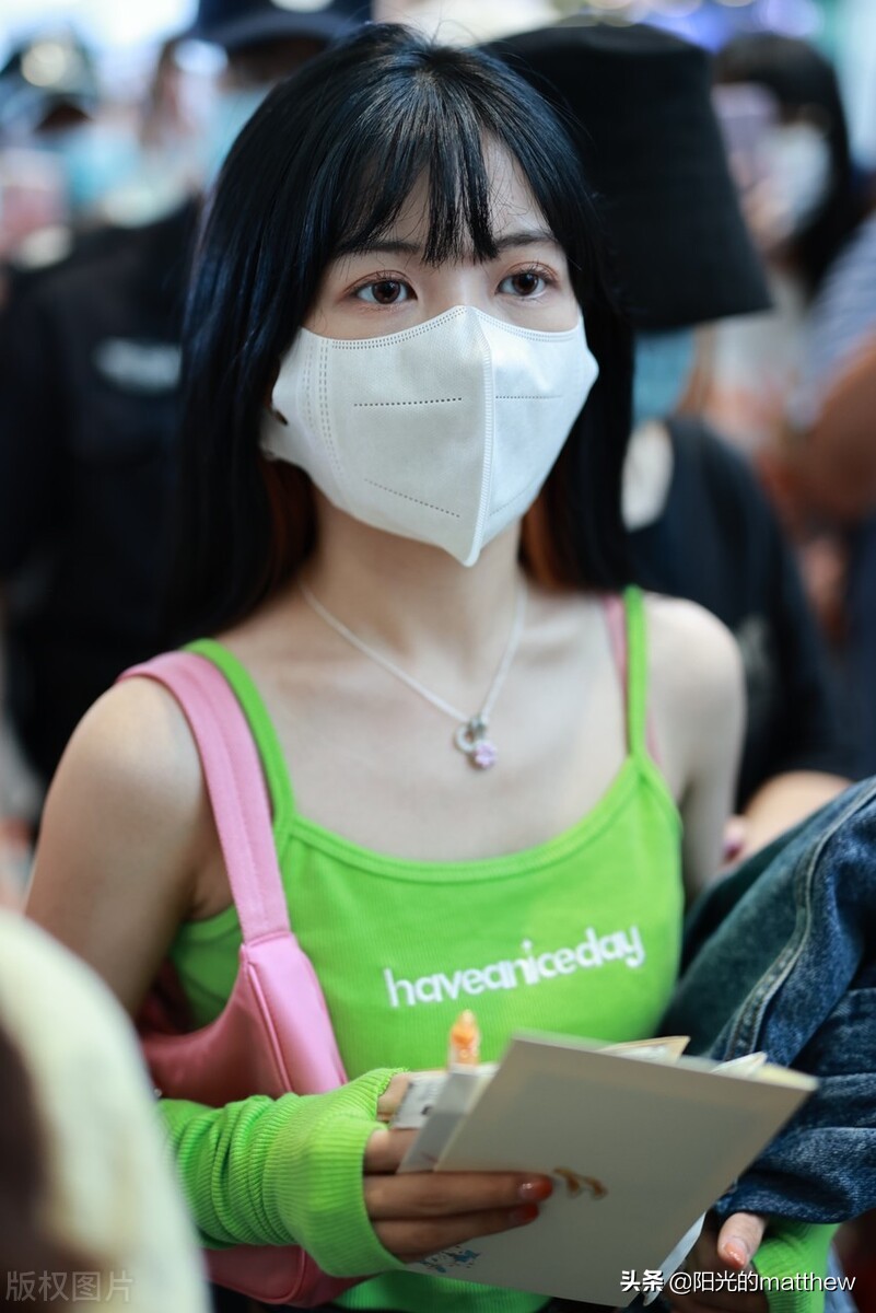 街拍：赖美云绿色吊带背心+牛仔超短裤+腋下包青春活力