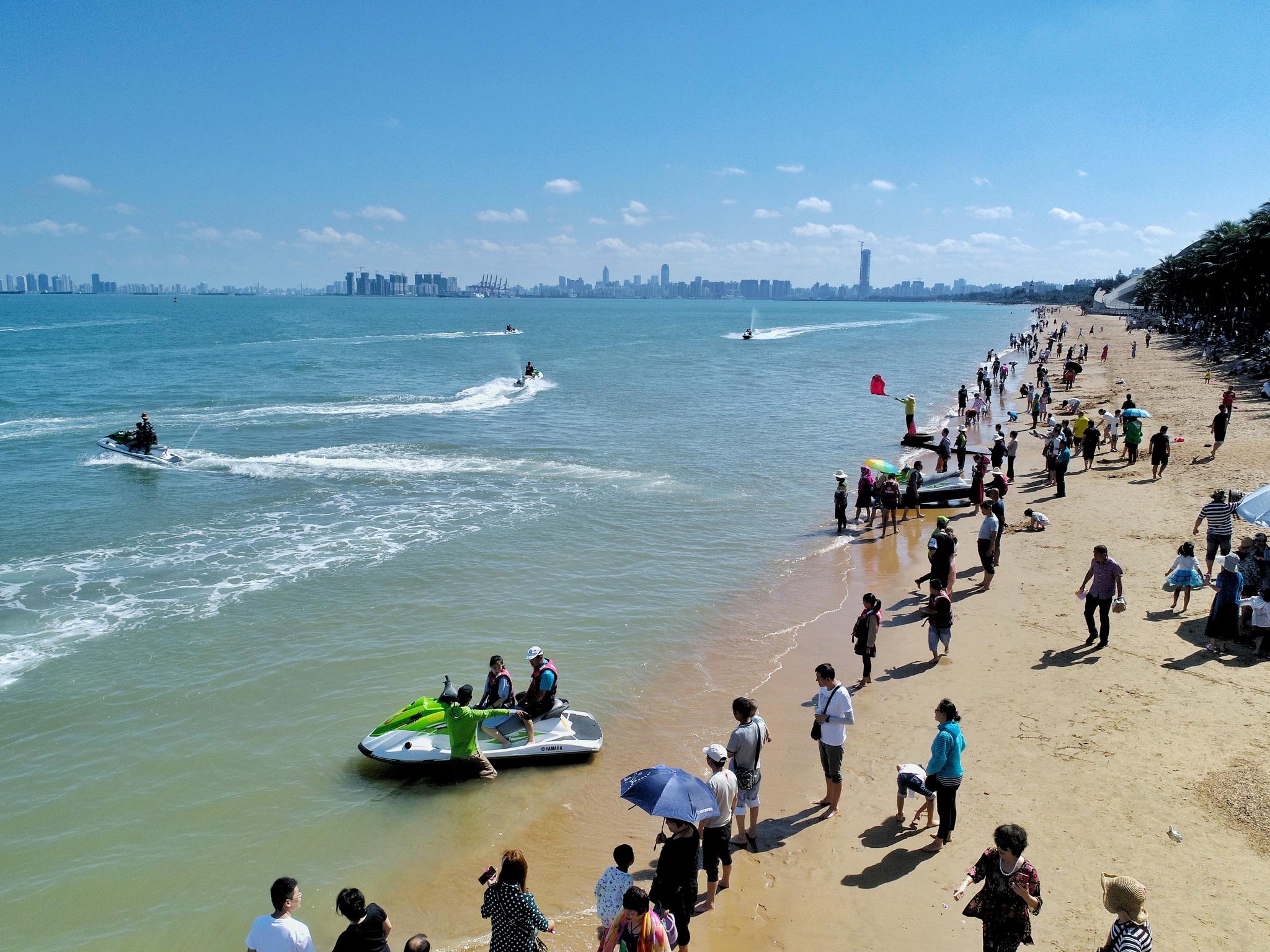 海口市 假日海滩 风景区玩 假日海滩风景区(买游泳裤记得讲价)吃 骑楼