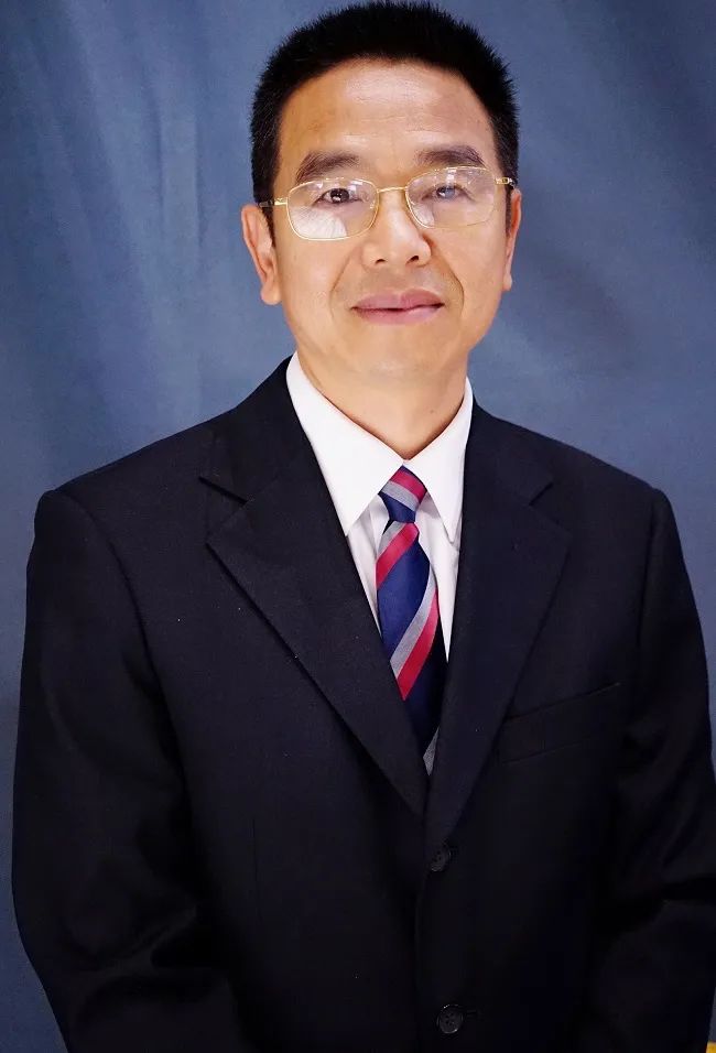 林中坚"创新,缘于对每个学生的牵挂"校长简介林中坚,任顺德养正学校