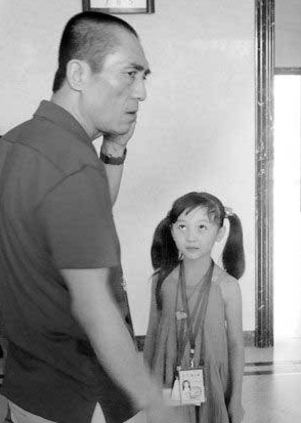 21岁林妙可感恩奥运，张艺谋却追悔莫及，代唱的杨沛宜完成逆袭