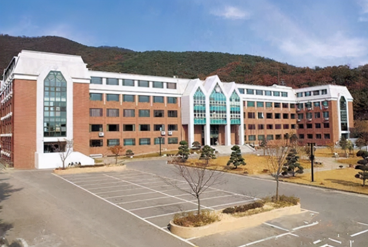 辽宁“没落的”医科大学，曾经是全国第一高校，如今却是双非大学