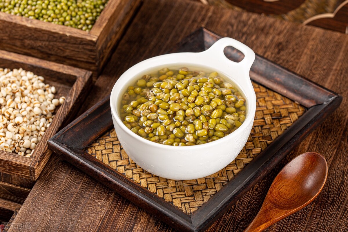 绿豆汤有什么药用价值?煮汤时颜色不一样,功效有区别吗?