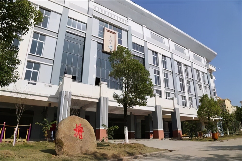 被人民网、人民日报连续多次“点名”！广西一高校“霸气走红”