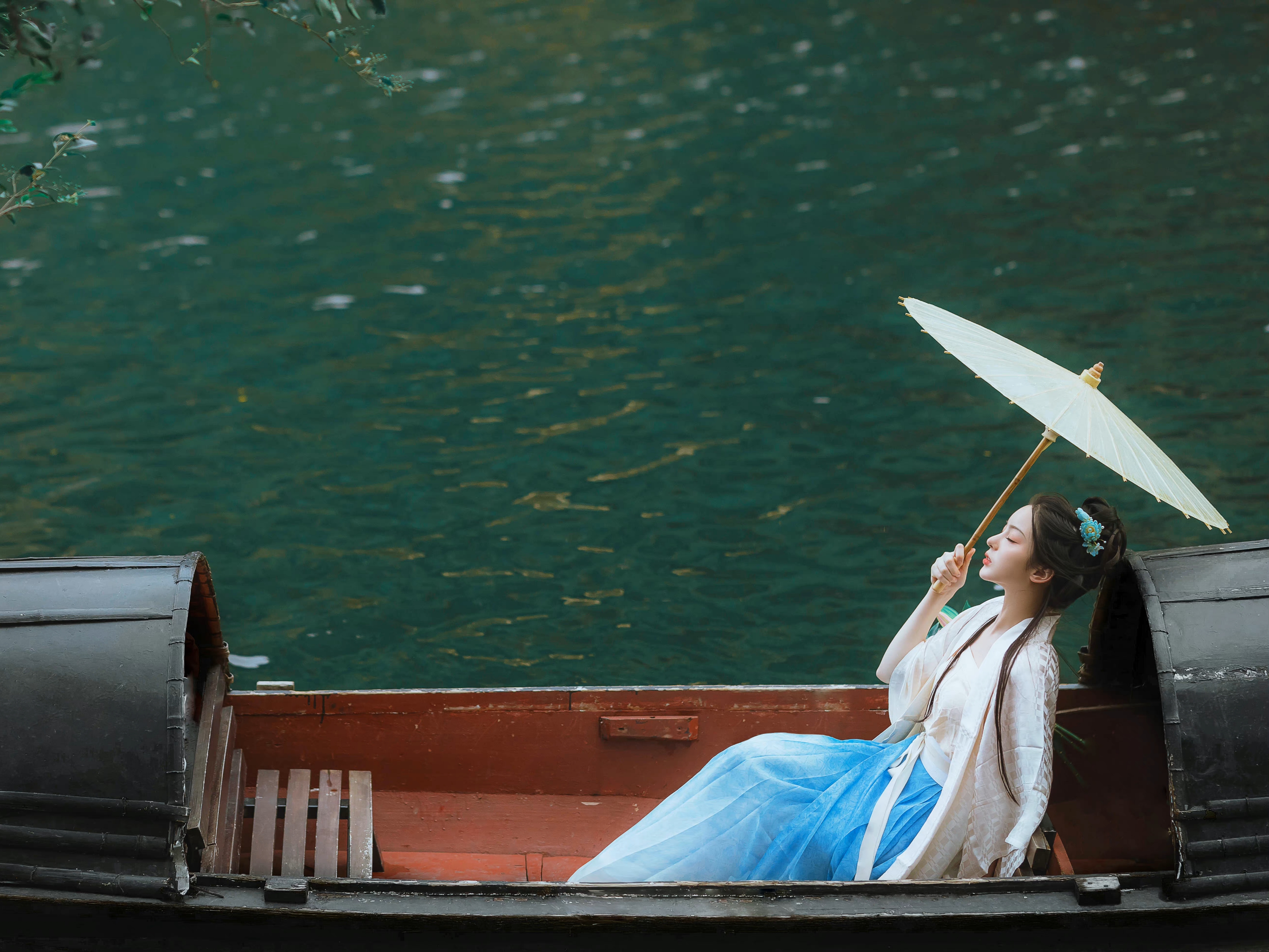 不去过问岁月有多长,不去遥想天涯有多远, 一切随缘,且听风吟,何必