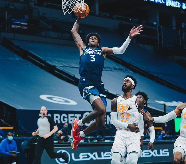 nba哪些排球大帽（20歲新星送詹姆斯排球大帽，頂板血帽庫茲馬，風頭蓋過卡魯索）