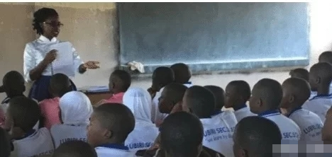 执意嫁给黑人小伙的清华女，非洲生活24年，现在过得怎么样