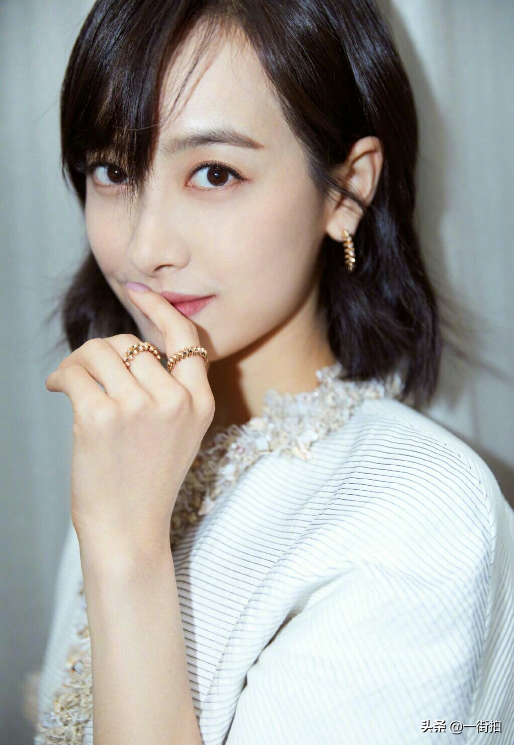 宋茜高调亮相，一身“闪钻”露背裙超气质，配红唇油头美的出众