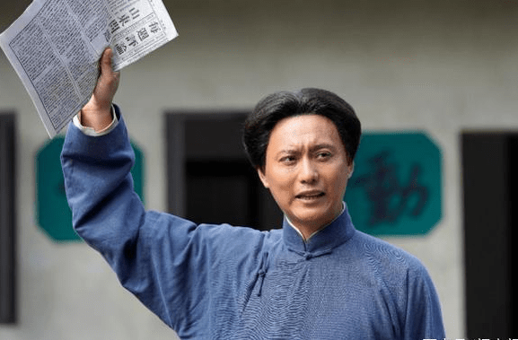 在电视剧《伟大的转折》中,遵义会议和会理会议这两场戏中,侯京健的段