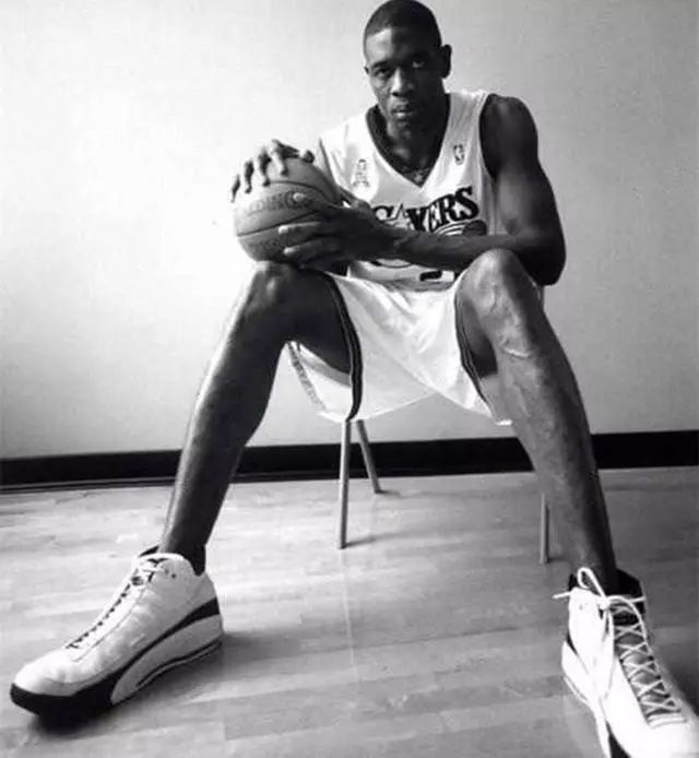 美國籃球鞋的尺碼表怎么看（NBA巨人的腳有多大？KD大腳鏡頭都裝不下，一人腳穿59碼籃球鞋）