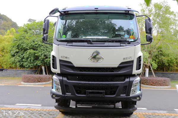 8x4将成主流,自重仅13吨,实拍柳汽乘龙h5混凝土搅拌车