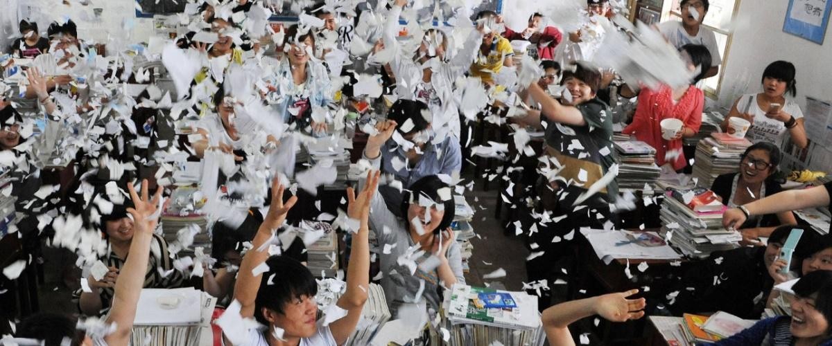 高考前撕书喊楼，没什么值得批判的