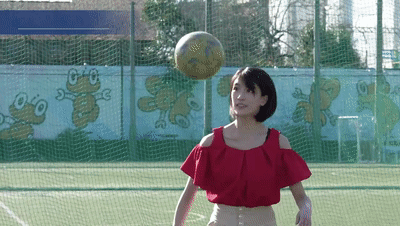 日本女优拍的世界杯(这谁挡得住？1997年出生的日本女演员不仅长得可爱，还会踢球，是日本花式足球形象大使)