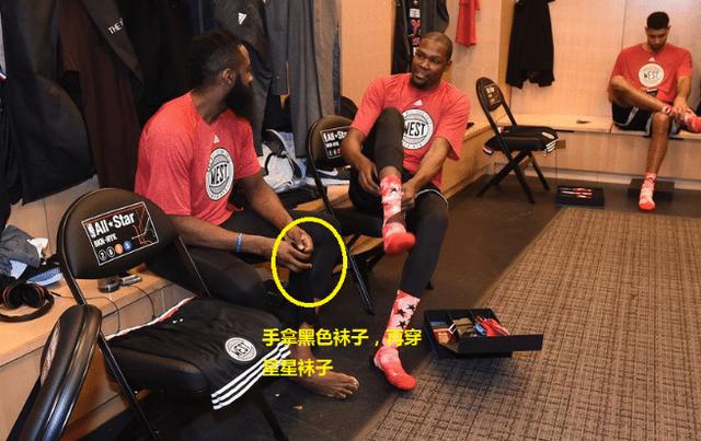 为什么nba球员穿那么多袜子(NBA球员比赛为何穿两双袜子？只有资深球迷才懂，实力提升是真大)