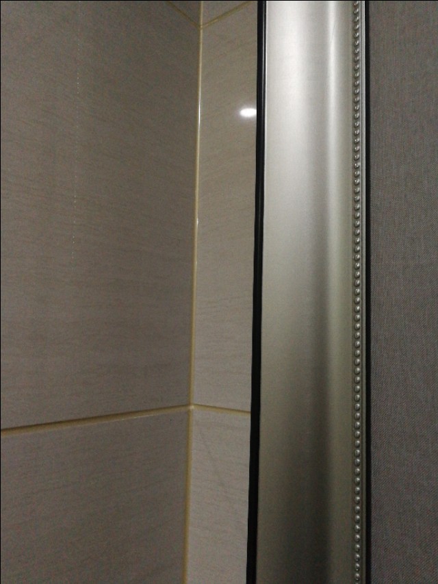 见到贴砖师傅客厅墙砖这样贴，给他500一天不为过