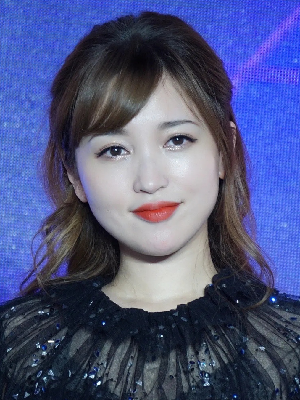 照片中,金莎身穿黑色亮片纱裙,她妆容精致,虽然以"公主头"发型亮相,但