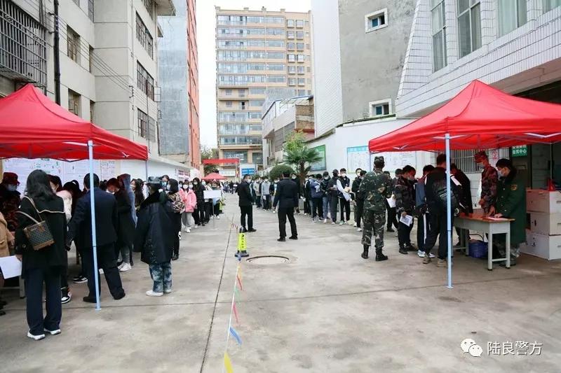云南曲靖:陆良警方全力护航2021年成人高考