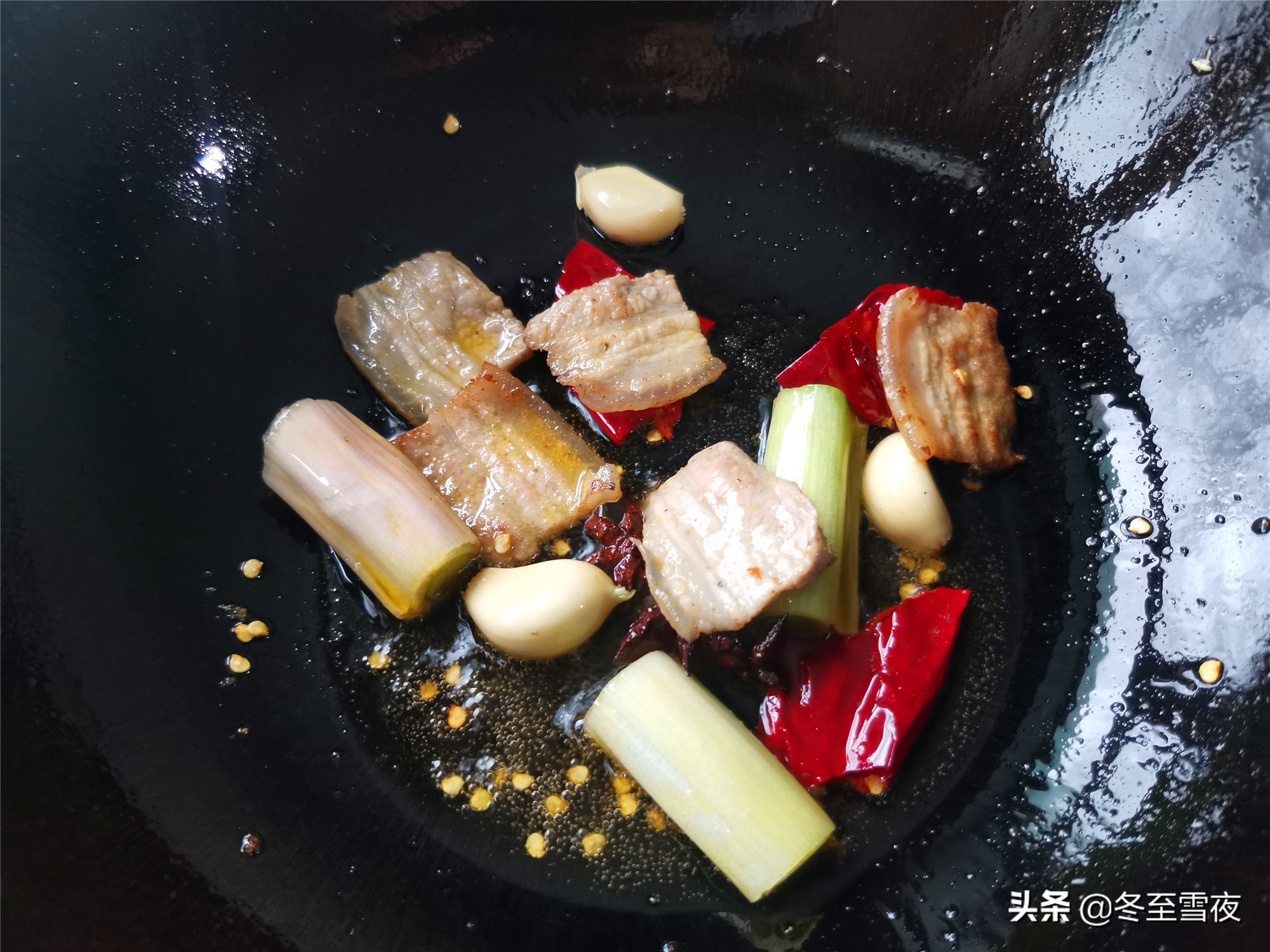 东北炖鱼的家常做法（东北铁锅炖鱼不用去餐馆自己在家做）