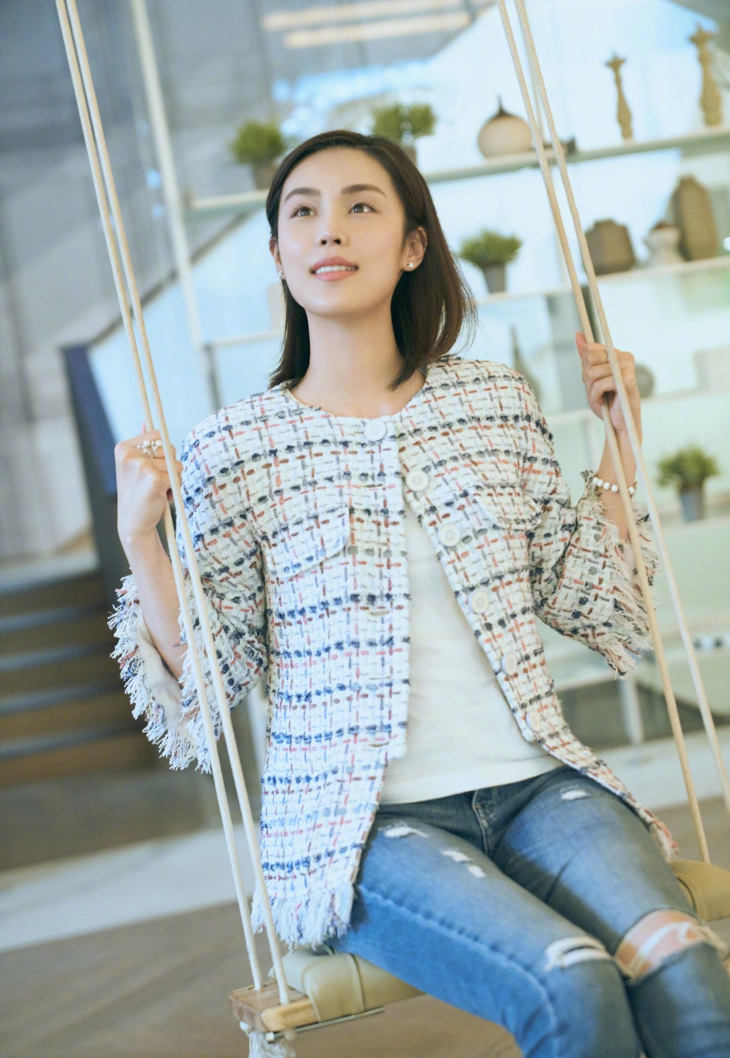 电视剧战地花开第一集(韩丹彤不愧是身高168,穿小香风外套 紧身裤