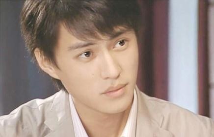 与二婚妻子相守11年，演20年配角终成名，靳东到底有何本事？