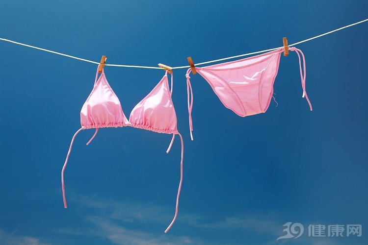 女性内裤发黄，在暗示什么？医生：3大原因，第一个请特别注意