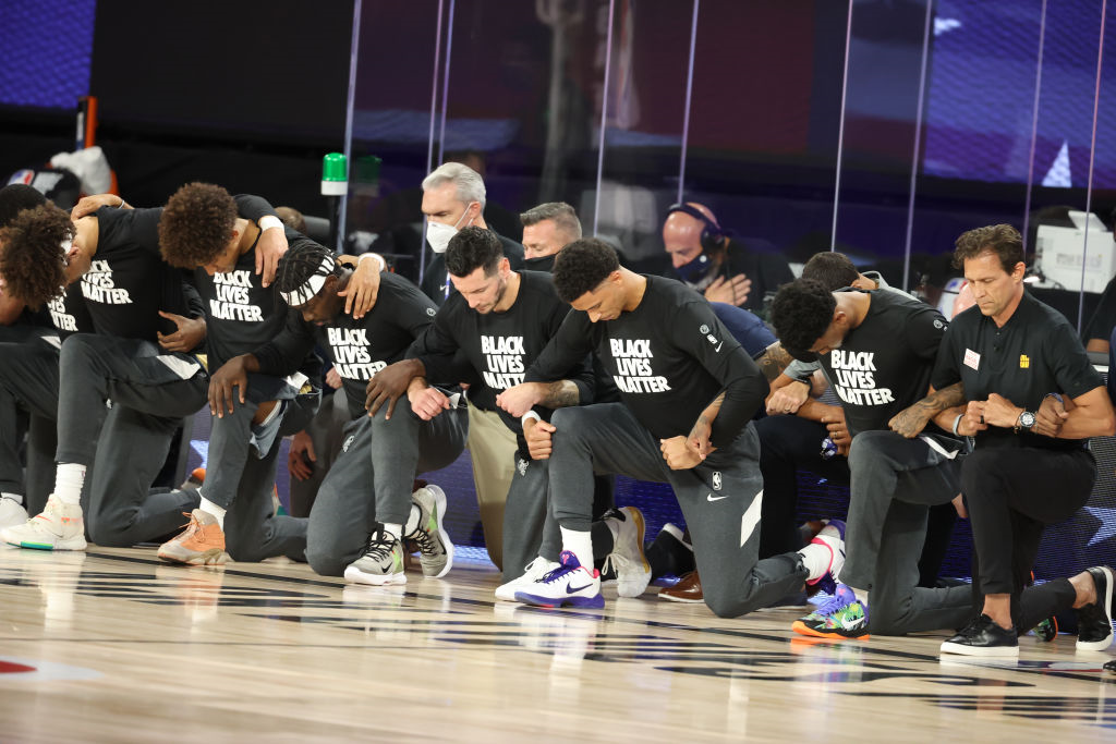 nba比赛为什么集体下跪（湖人快船球员集体单膝下跪，利拉德安东尼当观众，詹姆斯撒镁粉）