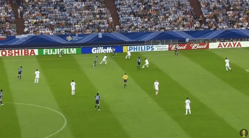 梅西第一次参加世界杯球迷海报（梅西的世界杯首秀，他用15分钟征服球迷，马拉多纳振臂欢呼）