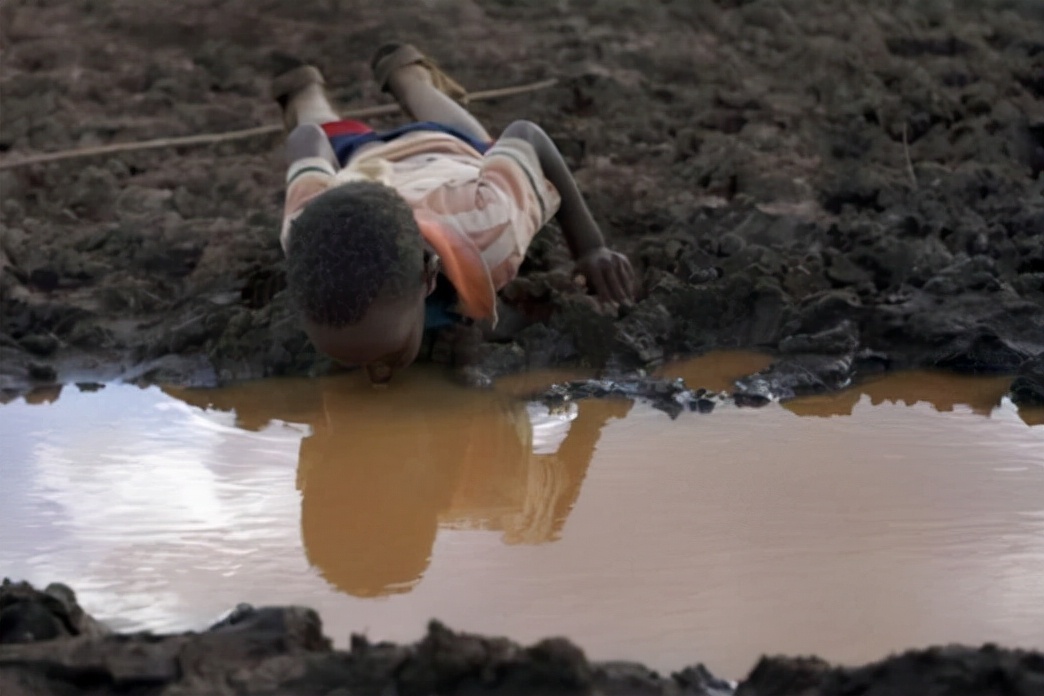 太感谢了！非洲人几十年喝不上干净水，中国人帮他们沙漠打出水井