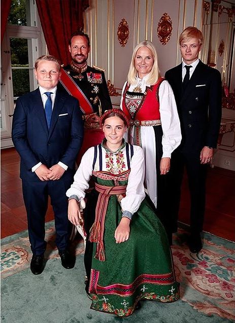 挪威王室最新全家福！15岁公主穿传统服饰超水灵，她可是未来女王