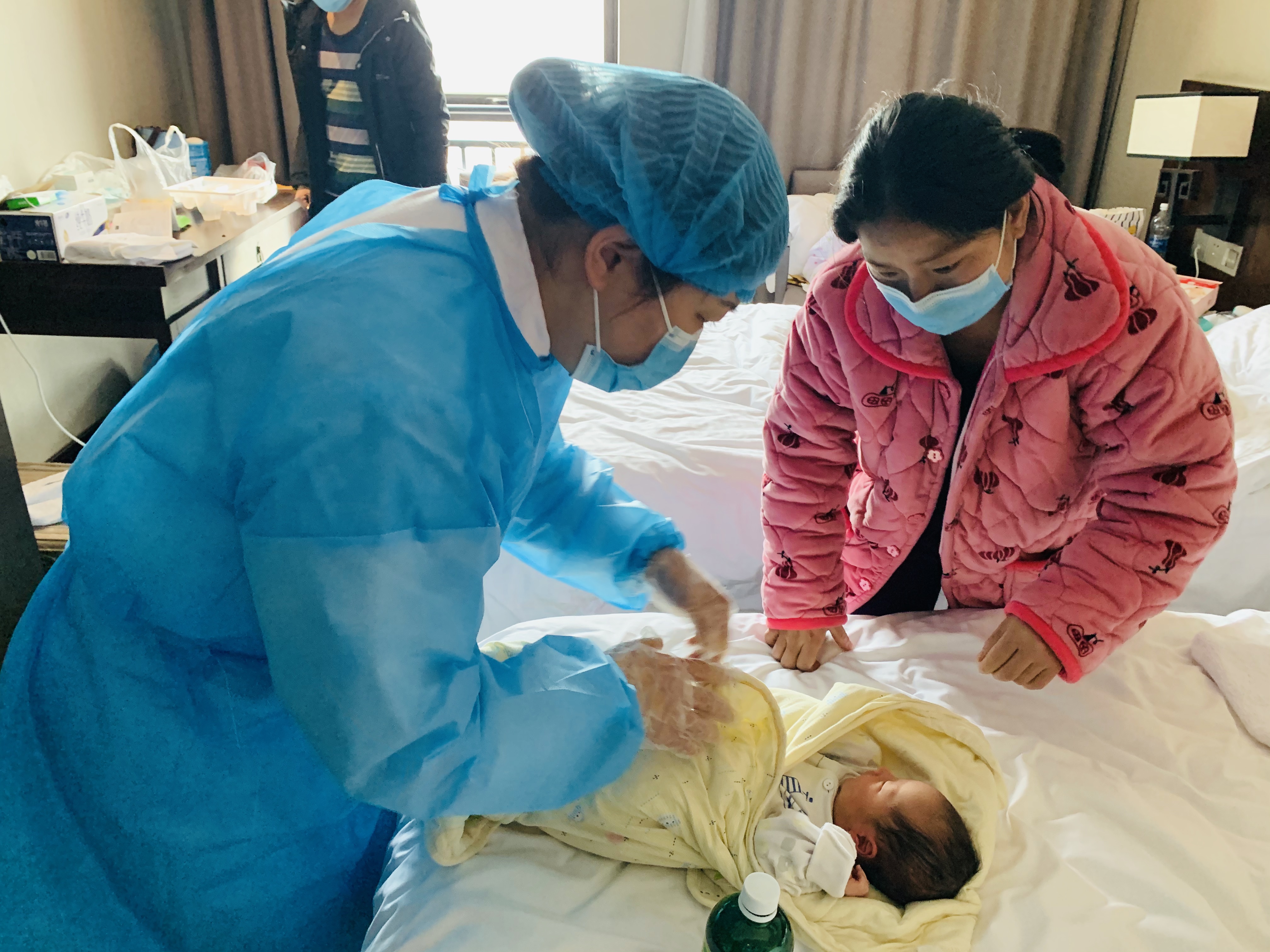 等紧缺的母婴用品,单独给每一个满月的婴儿举办了满月趴,为新生儿剃头