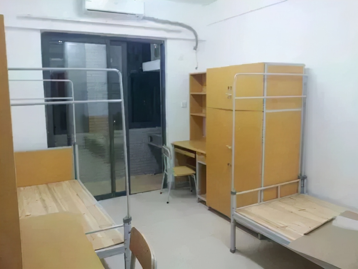 大学宿舍算是重点生活区，但非常简陋，来到宿舍都会装饰吗？