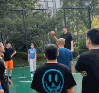 姚明女兒在哪里學籃球（姚明帶女兒去野球場打球，單手投籃誰防得住，站著投都沒人蓋得了）