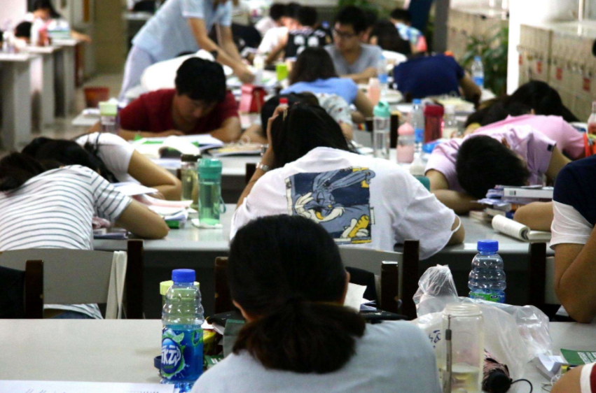 大一新生已经开学，而四川多所学校还在招生，超过130分就能报